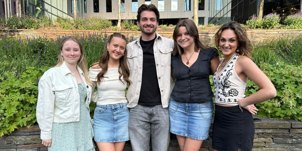 Ny telefontjeneste: Studenter svarer på spørsmål fra søkere