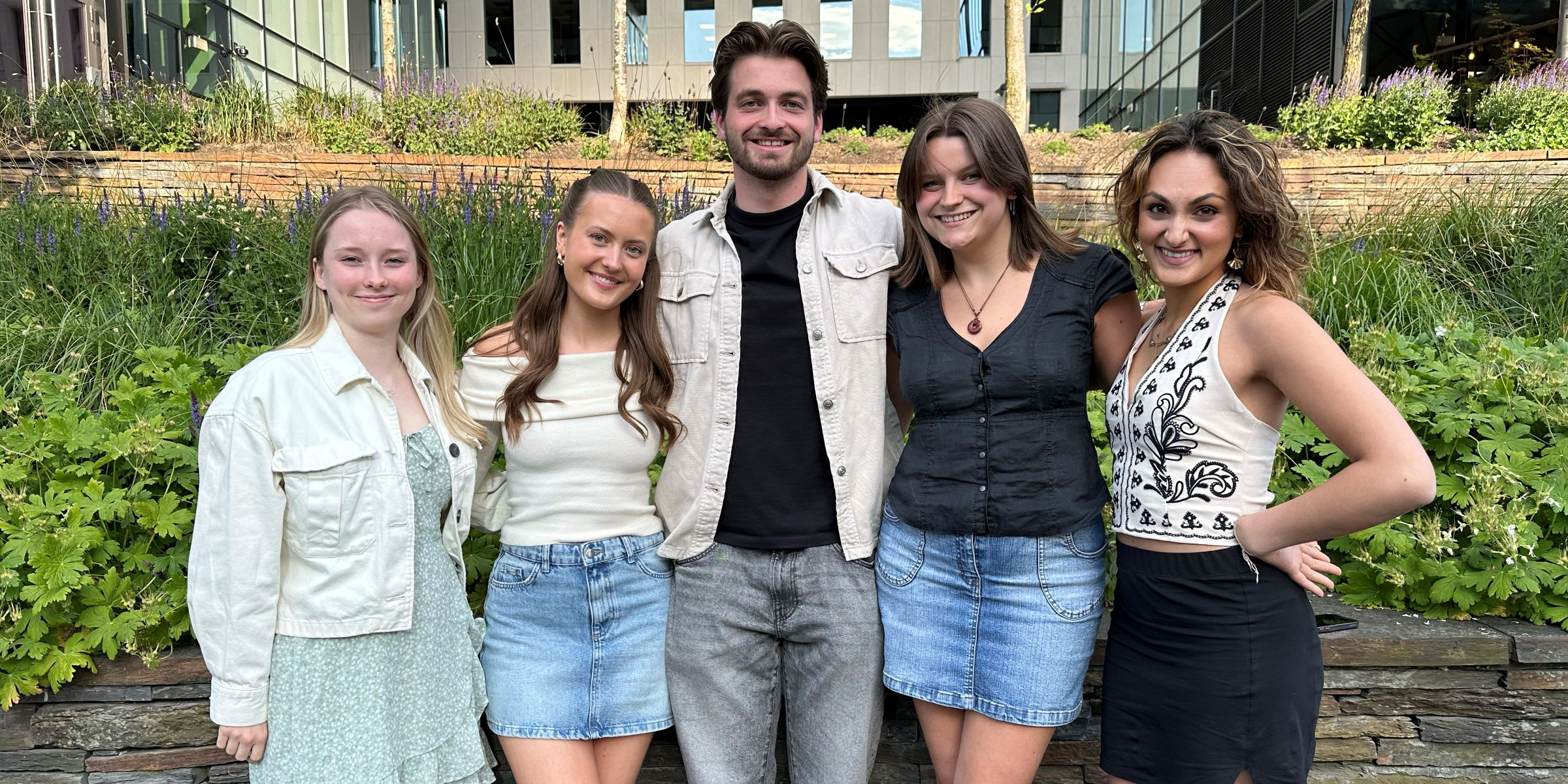 Studentmedarbeiderne står samlet i en gruppe på campusområdet i Pilestredet.
