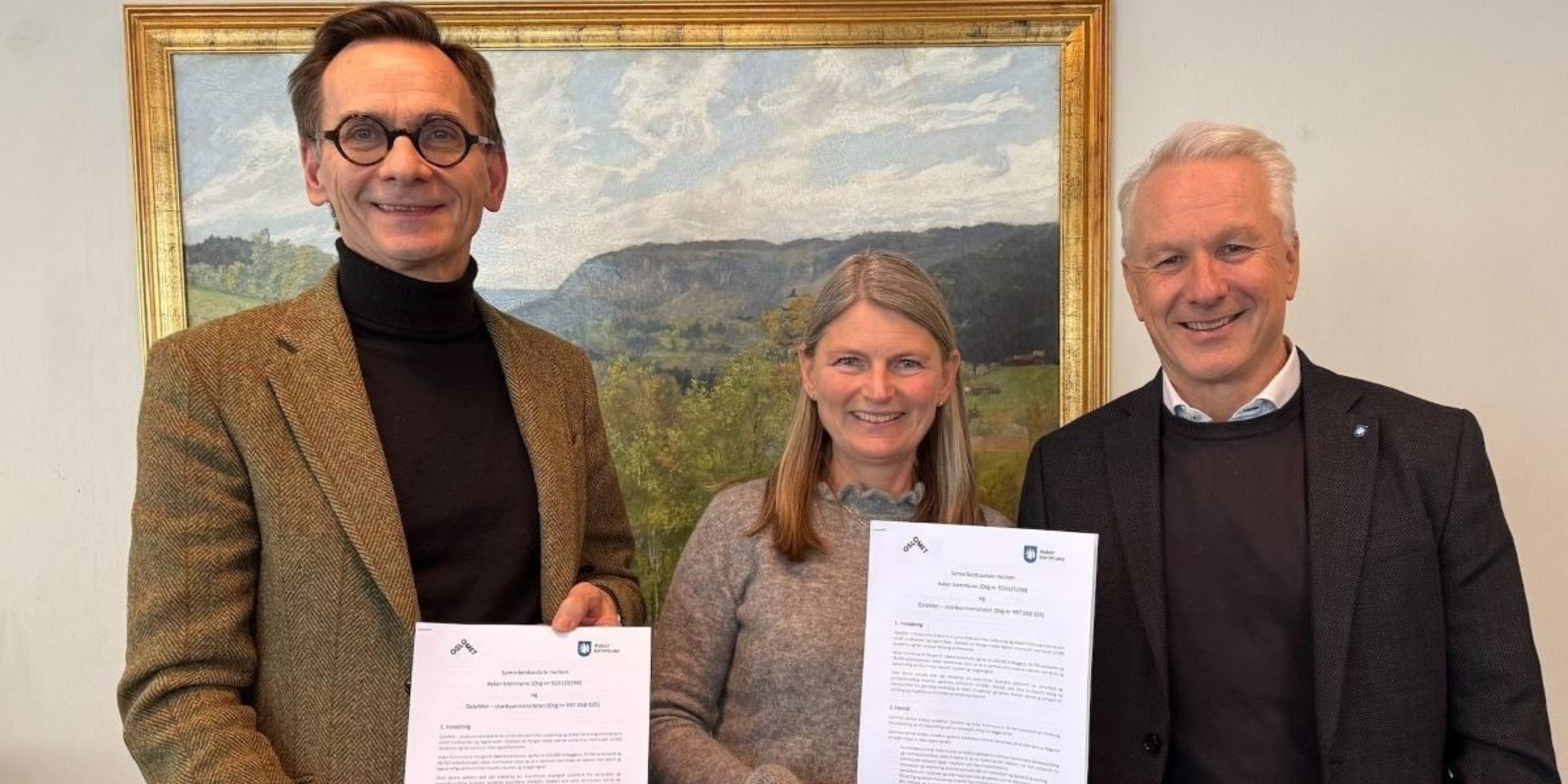 Foto av Christen Krogh, og Asker kommunes ordfører Lene Conradi og kommunedirektø Lars Bjerke.