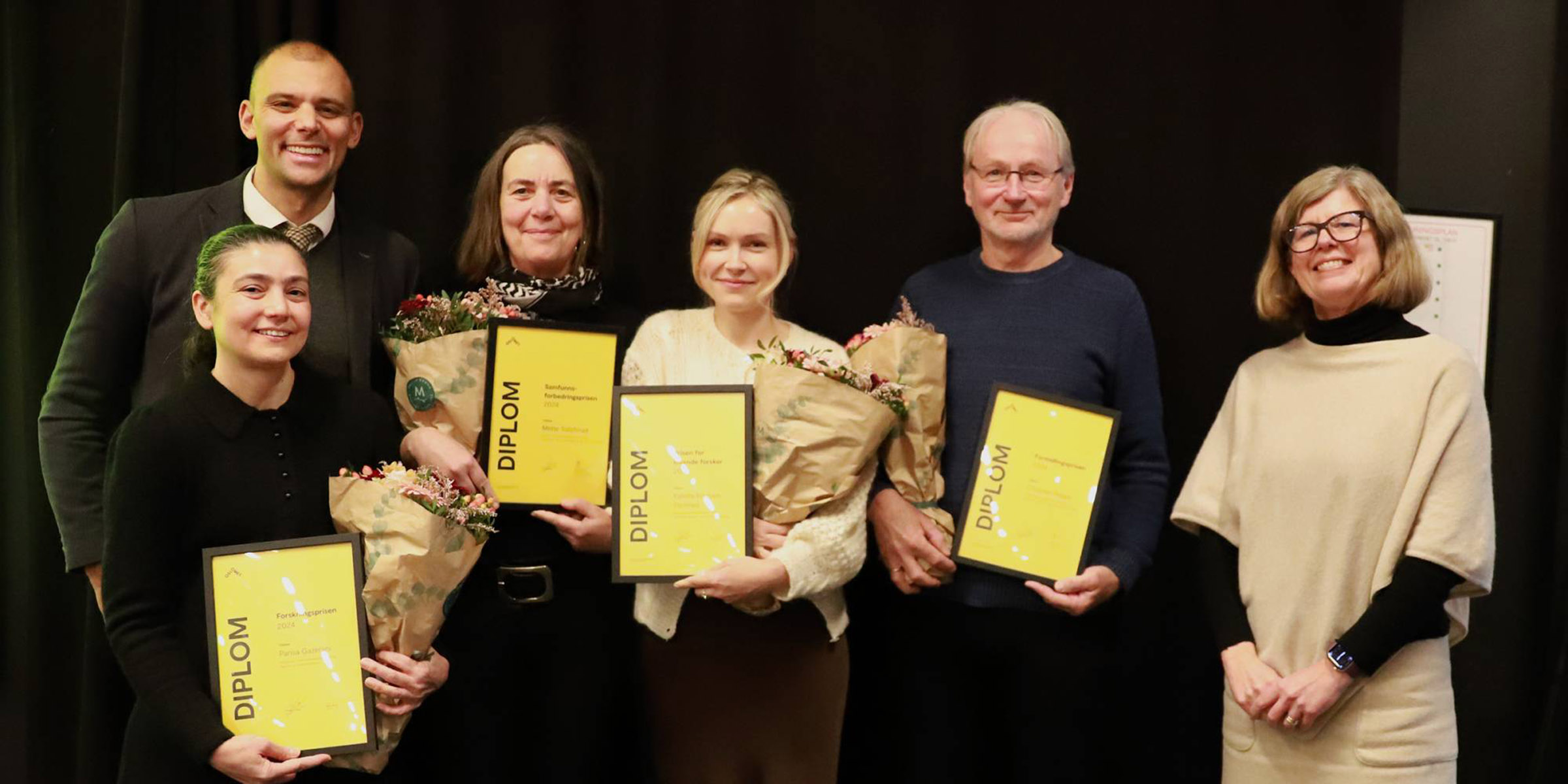 Foto av prisvinnere sammen med prorektor Tanja Storsul og Carl Thodesen.