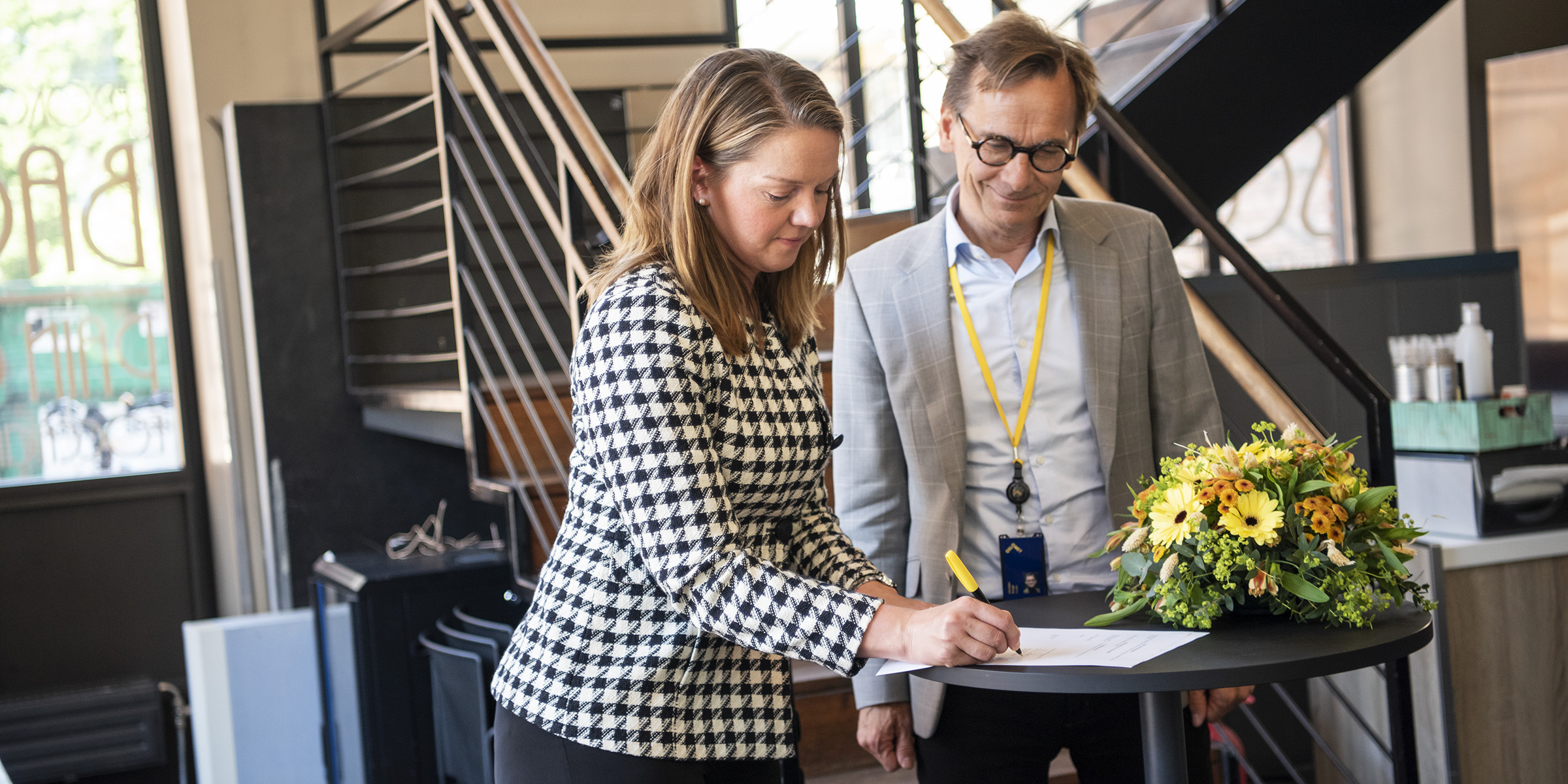 Foto av Lillian Røstad og Christen Krogh som signerer en samarbeidsavtale.