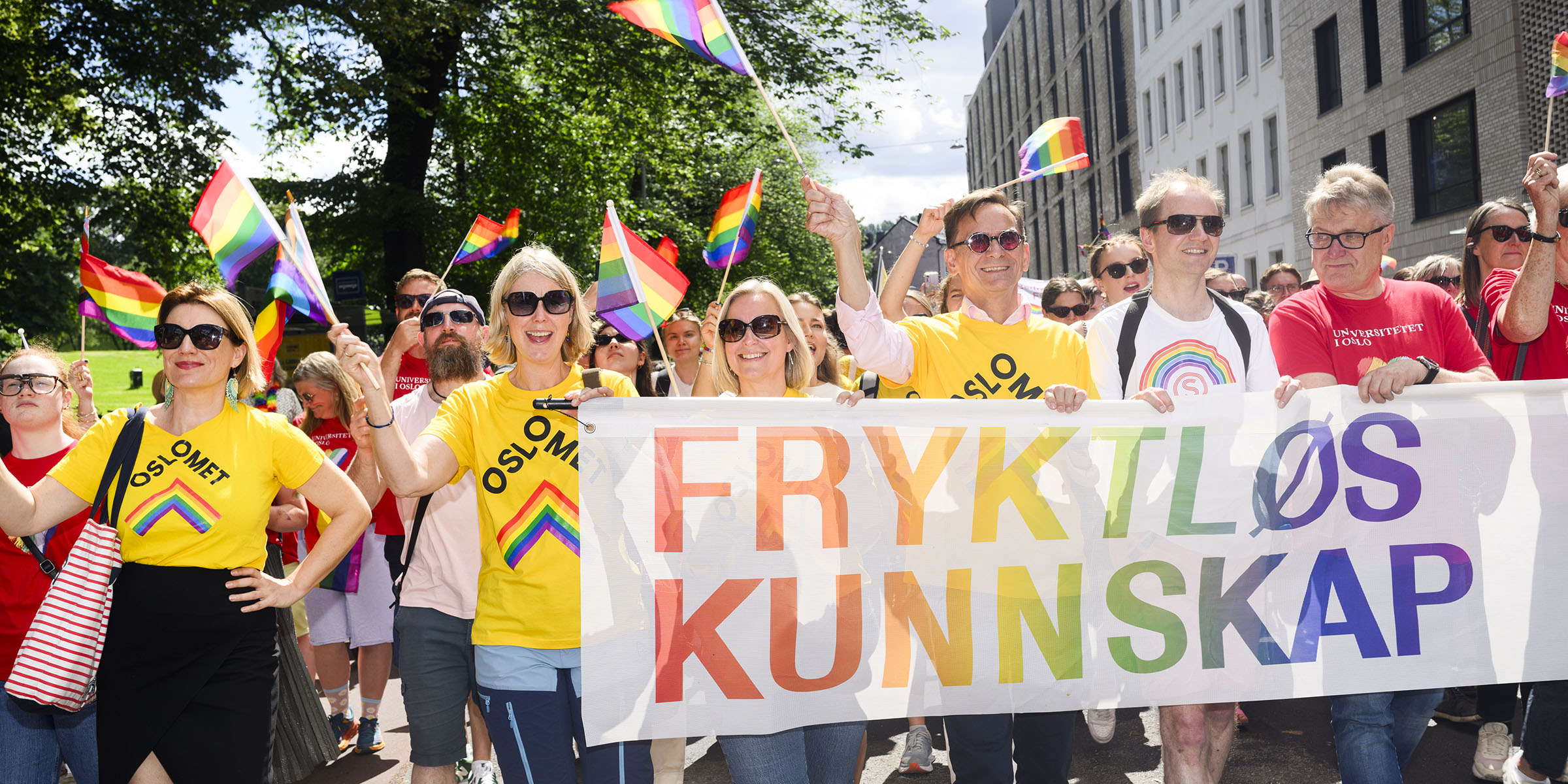 Studenter og ansatte fra OsloMet og Universitetet i Oslo i Pride-paraden med banneren