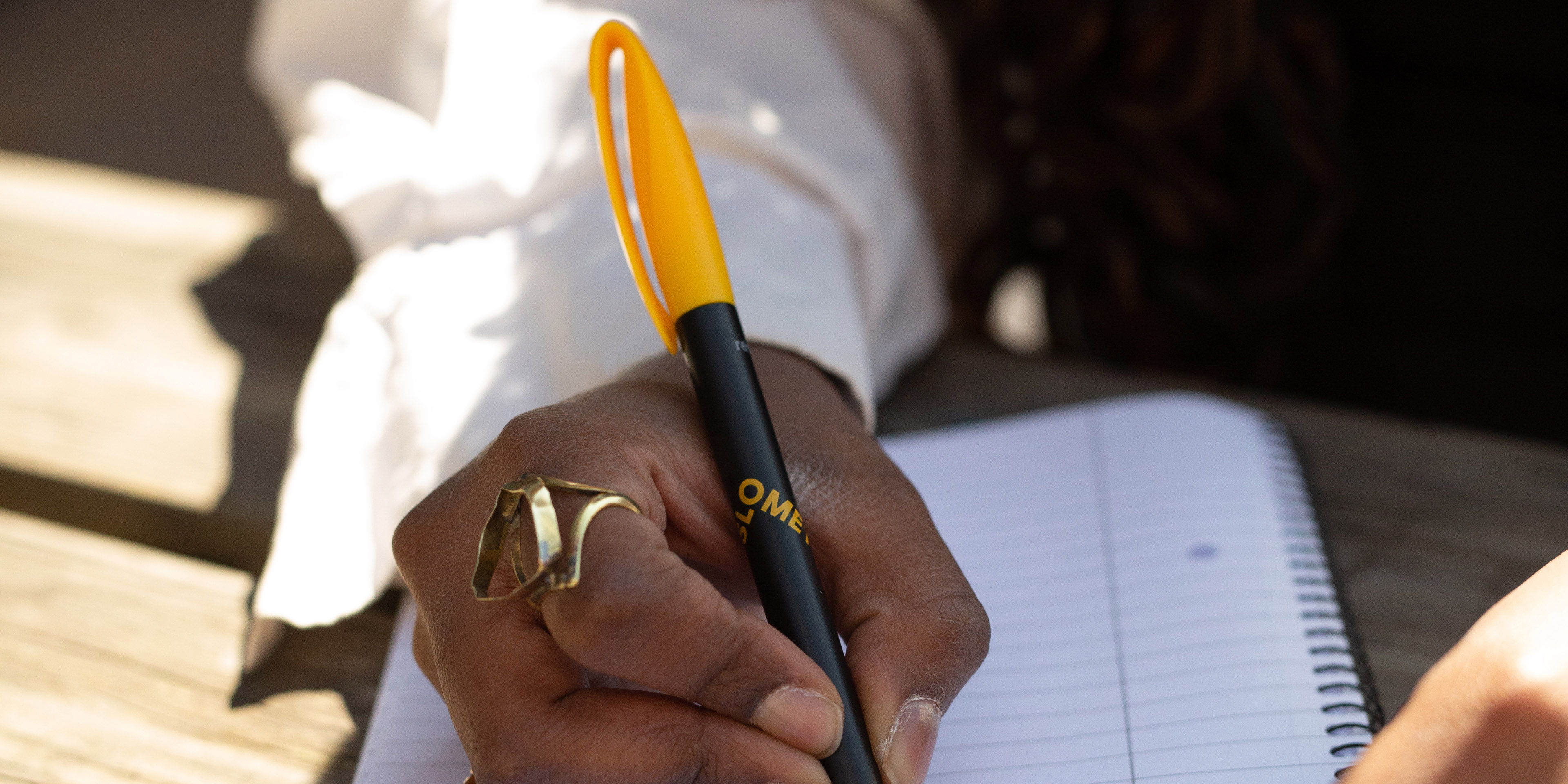 A black pen with a yellow top. On the black part of the pen is the yellow OsloMet logo