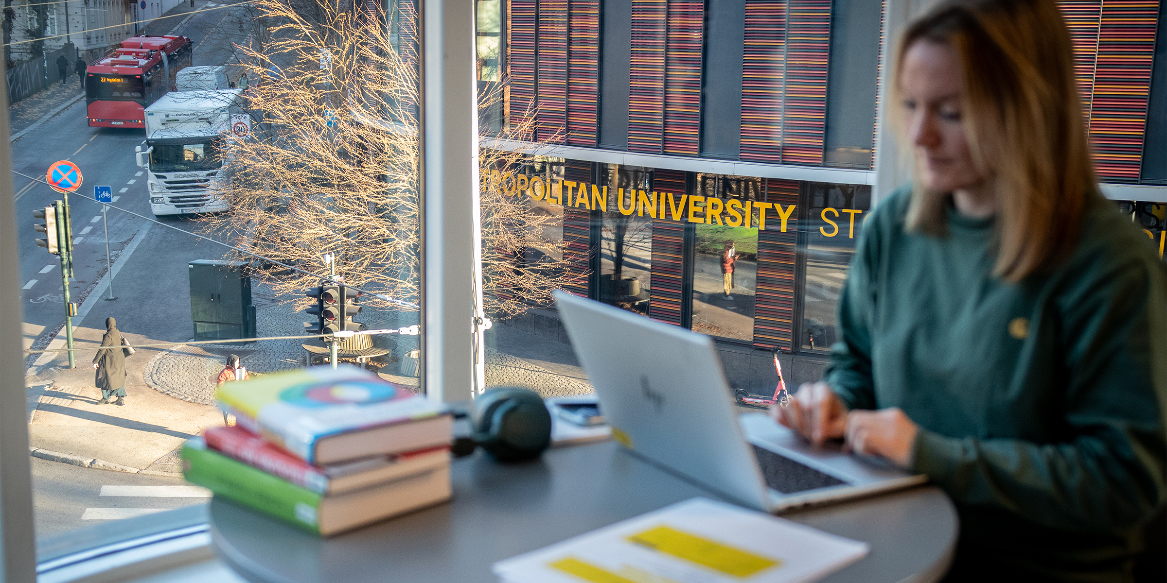 Person som sitter og studerer i Biblioteket P35