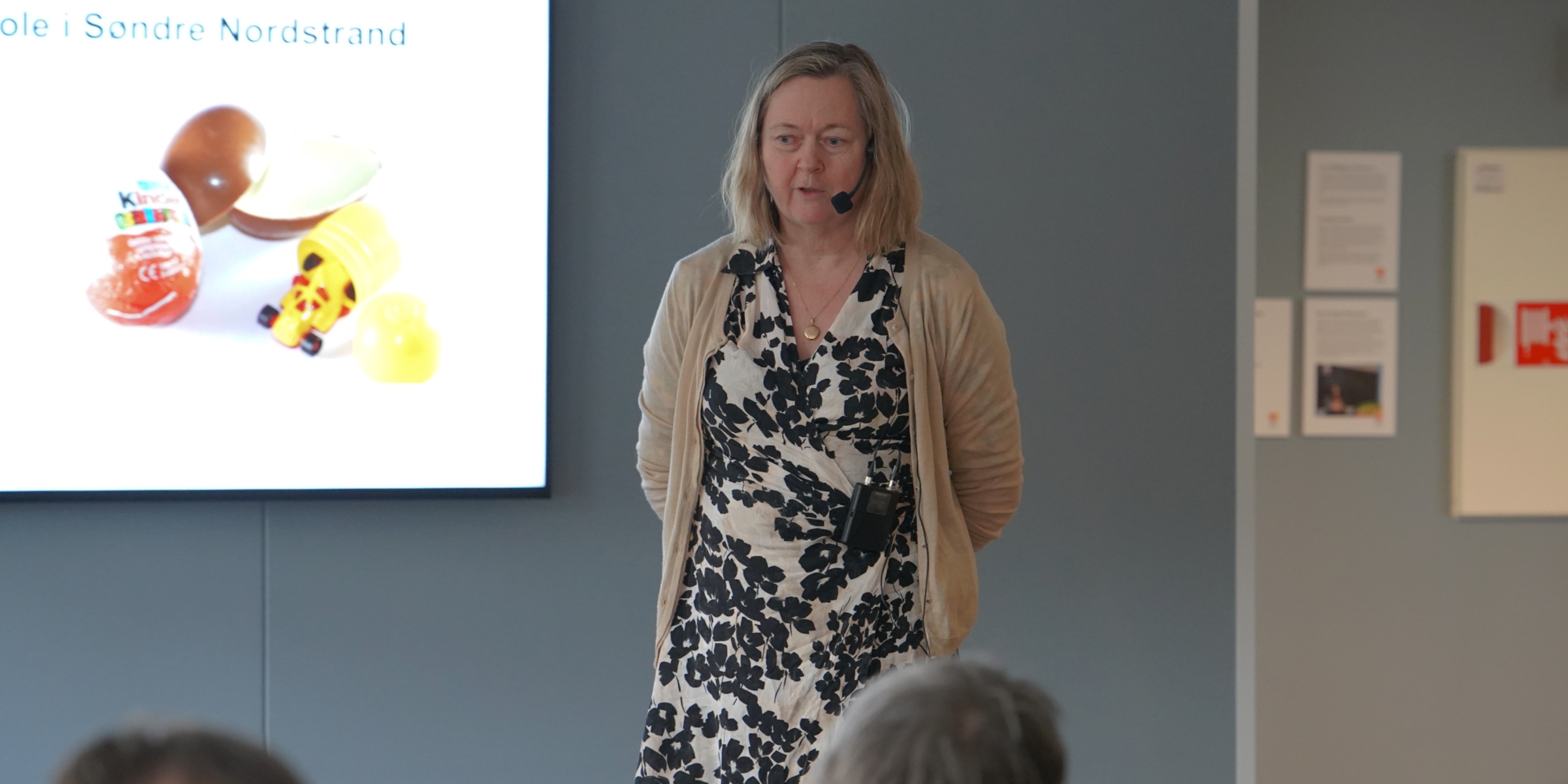   Annette Haslund står og presenterer.